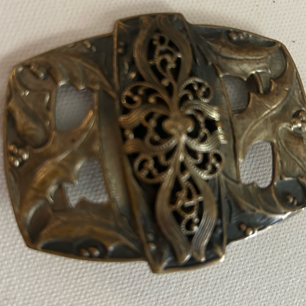 Large jewelry brooch pin. Measures approx.  2“ x 3“. Kinda copper/brass color. - Picture 2 of 7